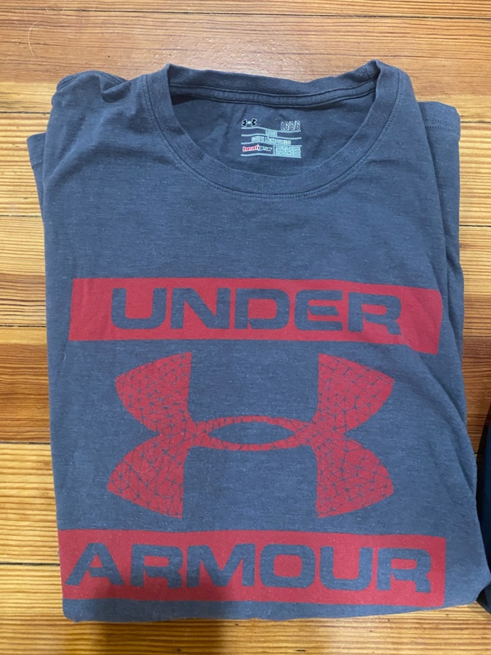 LG Short Sleeve UNDERARMOUR in Charcoal with Red Graphic